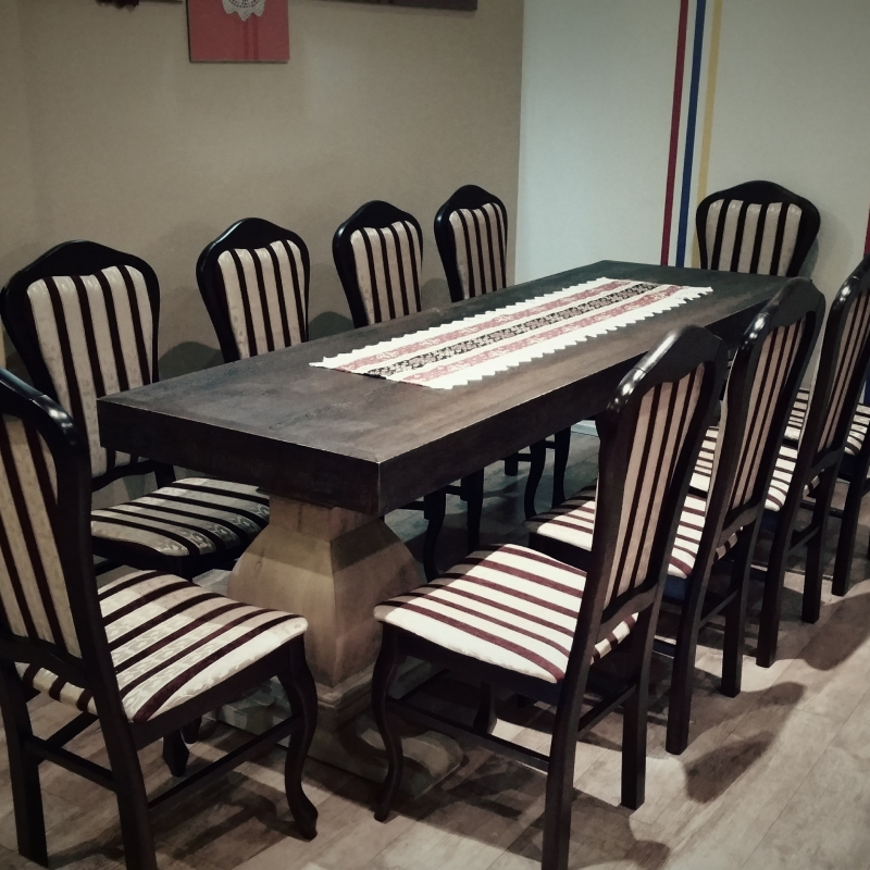stół w restauracji Lavash